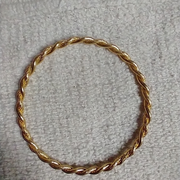 Goldtone twisted wire bangle - Picture 2 of 2
